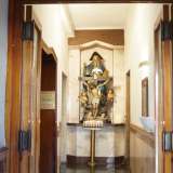 Si sbaglia per�, perch� l�ambiente predetto � in realt� un pronao: un�anticamera, posta in quello che un tempo rappresentava l�atrio del palazzo. Ma la chiesa quindi dov��? Per raggiungerla � necessario accedere a uno stretto e anonimo corridoio